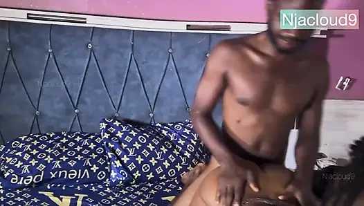 İlk randevuda ıslak amını sikiyor