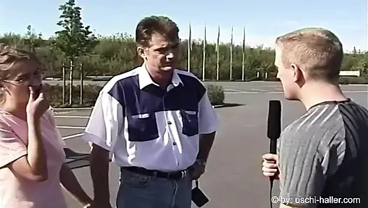 Otoparkta bir çifte yaklaştı