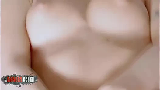 Crystal-wells: sarışın yıldızı yatağında oynuyor