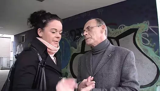 Genç dolgun kaltak olgun yarağı seviyor