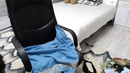 Güzel kadın kamerada onu kedi okşadı