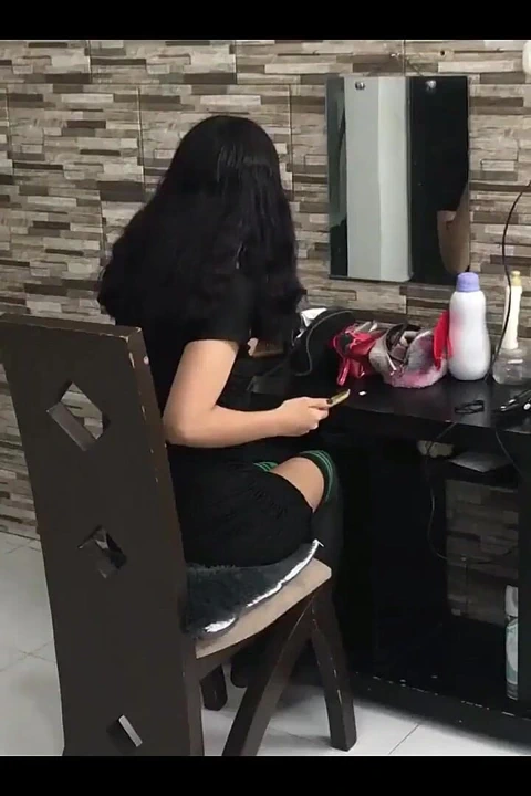 Azgın üvey kız kardeşim bana kız arkadaşımı nasıl sikeceğime öğretiyor İspanyol pornosu