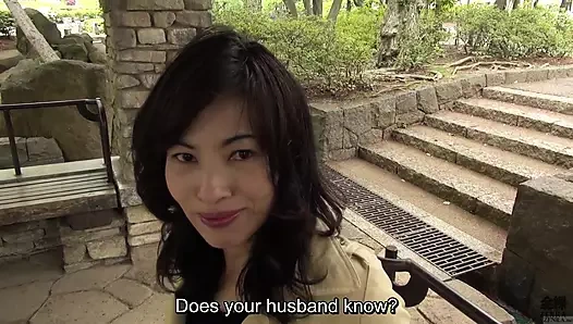 Öğleden sonra geniş bir banyoda aldatan Japon evli kadın