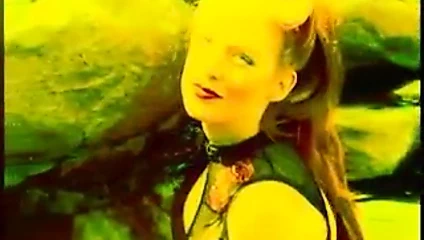 Garip ışıklı eksantrik piliç şelalenin yanında poz veriyor.