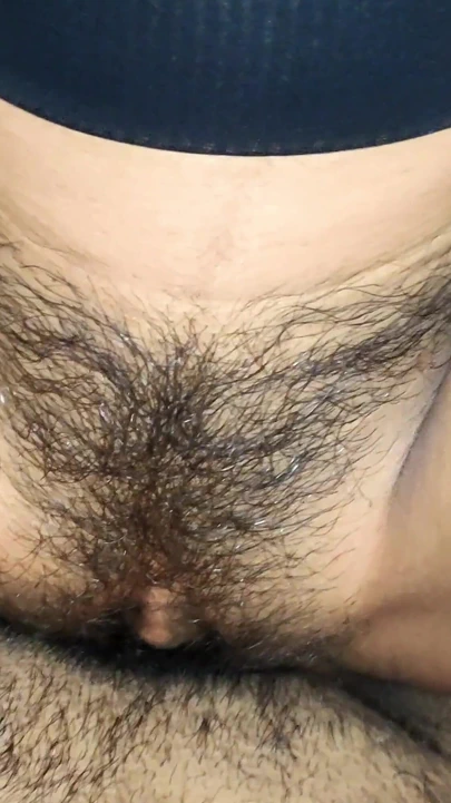 Hintli üniversiteli kız kendi üvey erkek kardeşiyle seks olmaktansa odasında mastürbasyon yapıyor