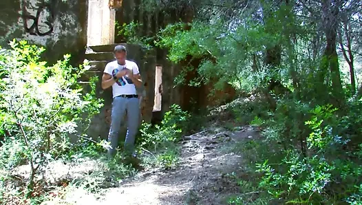 Kötü ve tahrik olmuş bir adam için ormanda seksi av