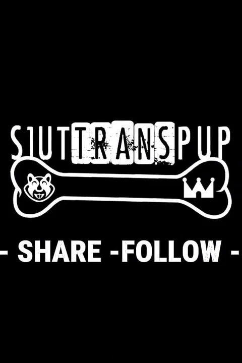 S1uttranspup götüyle oynarken ayaklarını gösteriyor