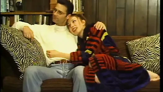 Tıraşlı amcıklı çarpıcı esmer sürtük karma eğitim yapan amını sert sikiyor