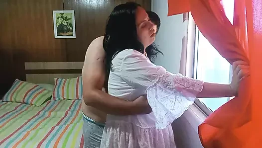 Sert sikişmek için sürpriz yaparak üvey annemin odasına girdim - yalnızdık