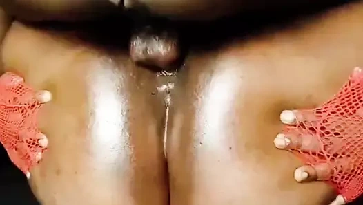 Kelepçeli büyük siyah yarak şişman amcığımı sikiyor fışkırtıyor