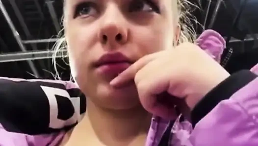 Soyunma odasında mastürbasyon ve titreyen amcık