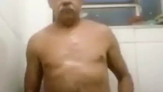 Banyoda Brezilyalı büyükbaba