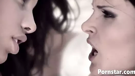 Lezbiyen hatunlar morgan dayne ve sara siren sert sikişiyor