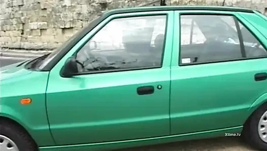 Çarpıcı yuvarlak götlü sarışın, büyük bir yarakla götten sikiliyor