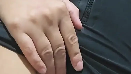 Kıllı amcıkla dolu küçük amcık ve büyük yarağa oturmayı seviyor