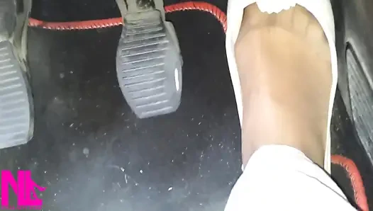 Yumuşak yıpranmış düzlükler ve naylon çoraplarla otoyolda pedal pompalama ve sürüş