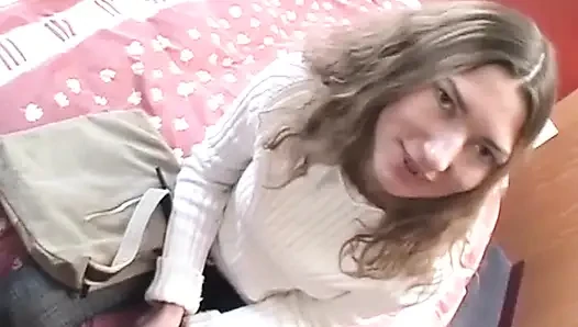 Yaramaz Fransız genç kız yarak mastürbasyonu için ayaklarını kullanmayı seviyor