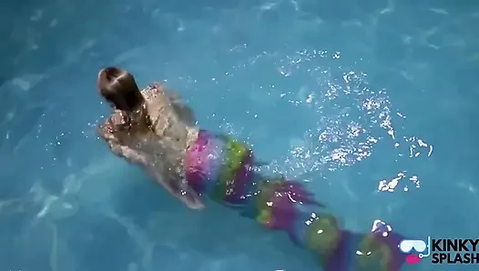 Пленная русалка соблазняет тебя в бассейне