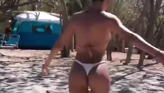 Morena en tanga
