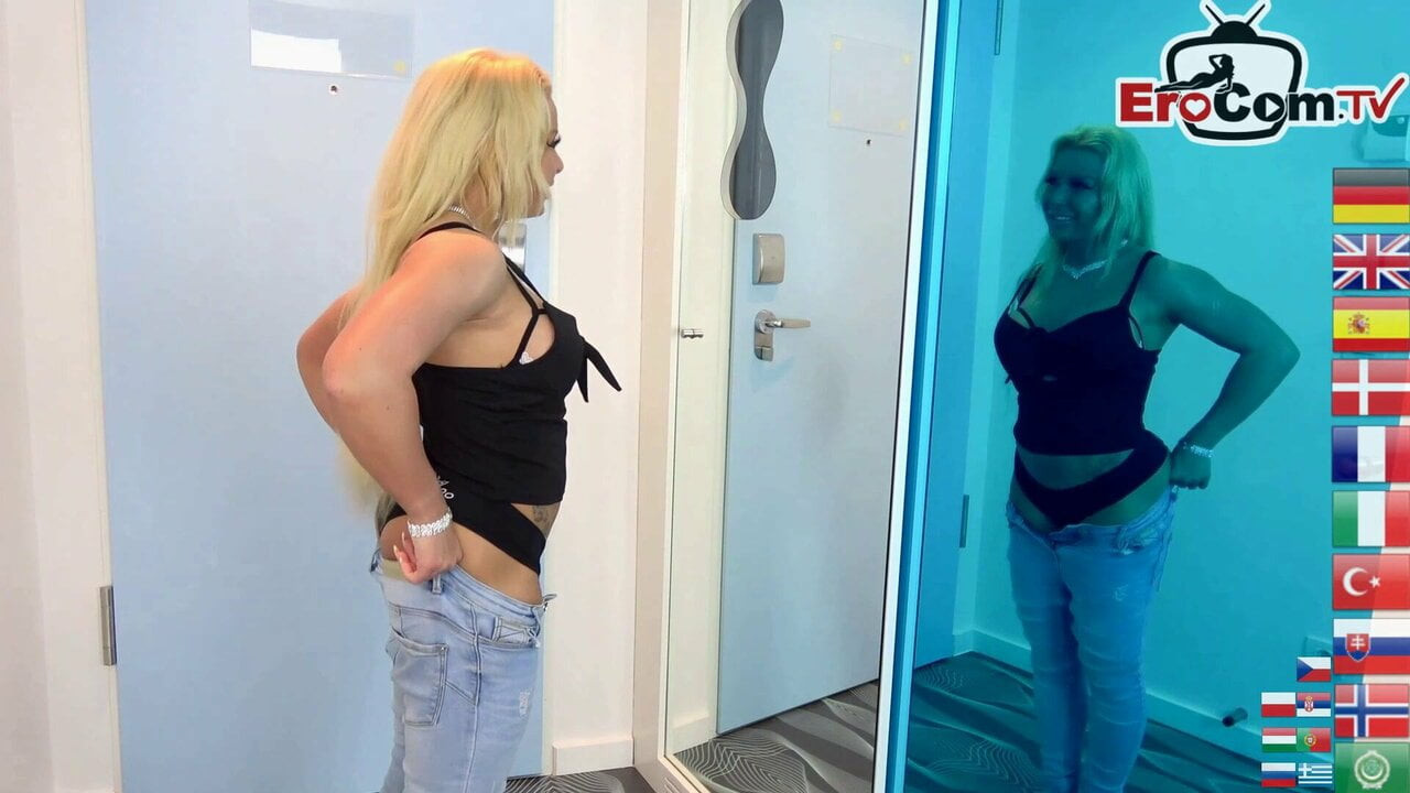 Alman sıska esmer milf ile küçük memeler gets becerdin at evde