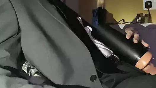 delikanlı sikikleri etten içinde takım elbise ve sigara içiyor