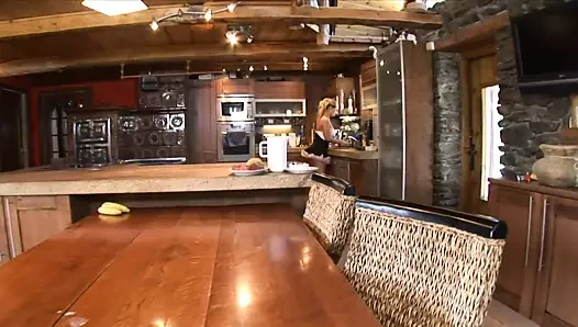 Dev çük züppe uzanıyor dışarı göt ve kedi üzerinde bu hizmetçi