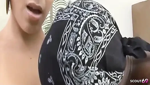 Ateşli orta yaşlı seksi kadın rosario stone kalın yaraklı bir latin tarafından sikiliyor
