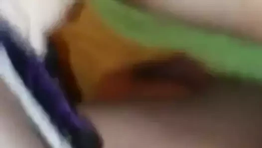 Bir arkadaşıyla film çekiyor