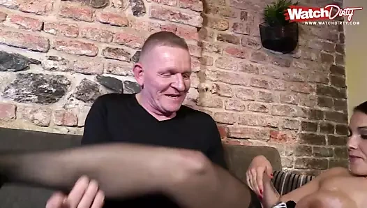 Opa bumst die Stieftochter von seinem Sohn