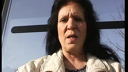 Çirkin koyu saçlı Alman genç erkek avcısı tek başına