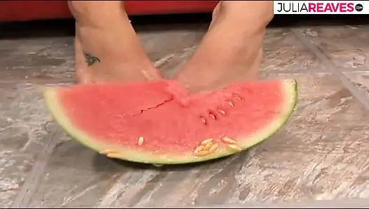 Seksi kız sakso çektikten sonra büyük bir yarak sıkı amcığını sikerken inliyor