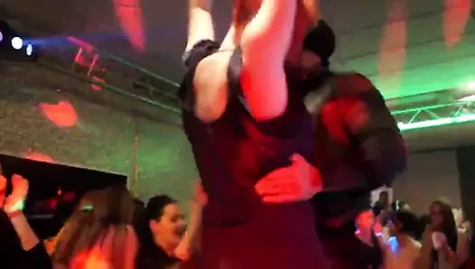 En ateşli parti sürtükleri sikişiyor