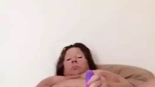 Seksi orta yaşlı seksi kadın dildoyla amcığını sikiyor