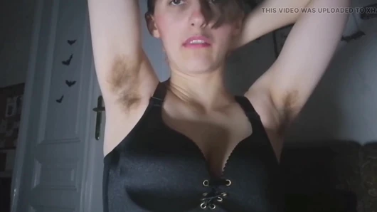 Smell Goddess'ın kıllı koltuk altlarını kokla