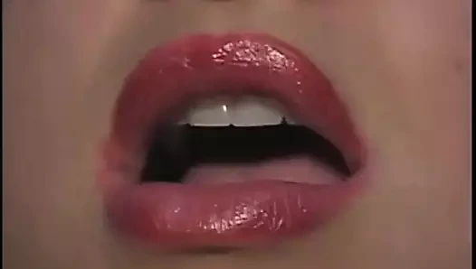 Harika köle kız mastürbasyondan sonra yarak emiyor ve sıkı amını siktiriyor