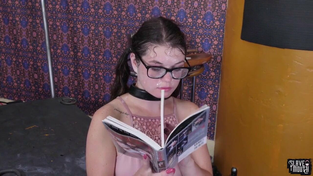 Sürtük deepthroats oyuncak ve salya alır