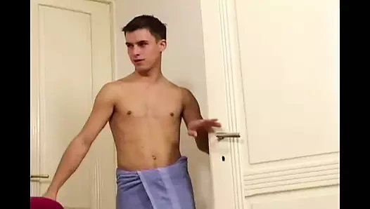 Kremsi Çek adamlar 69 pozisyonunda emiyor ve sikişiyor