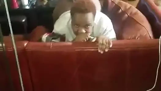 Kanepede aynada şişman götten arkadan çekim