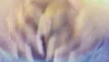 Eğilmiş ve yüklü: büyük siyah göğüslerimi ovmak