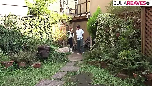 Sürtük büyük bir yaraktan önce büyük bir dildoyla sikilmeyi seviyor