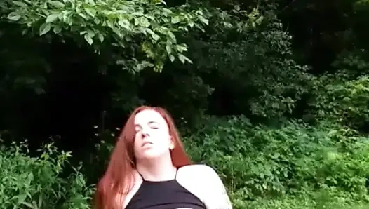 Teşhirci kızıl saçlı parkta sert boşalıyor