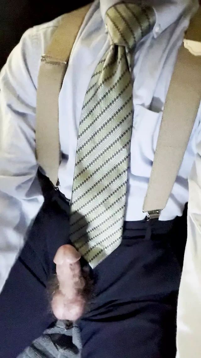 Takım elbise içinde mastürbasyon yapıyor