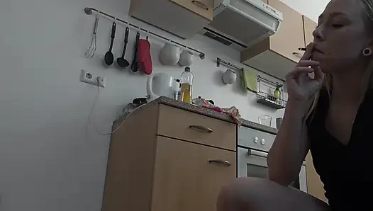 Genç prenses Valery'nin kül tablası, tükürme ve tokatlama objesi!