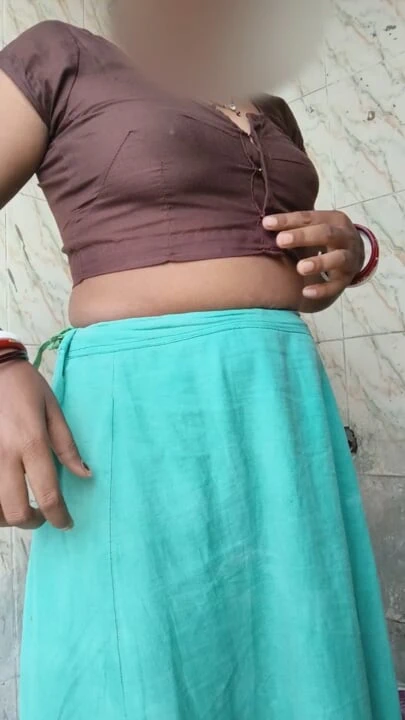 Simran yenge açık havada banyo yapıyor göğüslerine basıyor ve amcık gösterisi