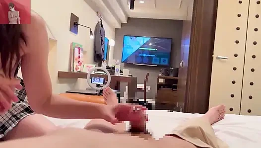 İnce ve büyük memeli müstehcen evli kadın hizmetçi olarak giyiniyor ve hizmet ediyor.