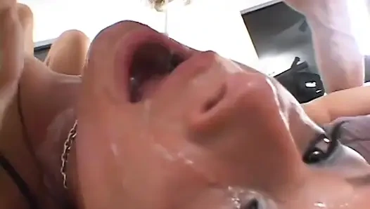 Erotik adam sevimli bir sürtükten ateşli bir oral seks yapmanın tadını çıkarıyor