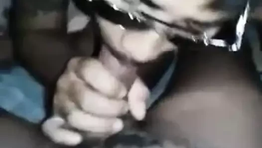 Tay emmek ile güneş gözlüğü