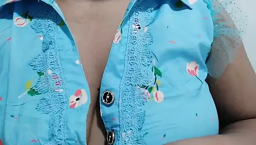 O büyük göğüslere dokunuyor