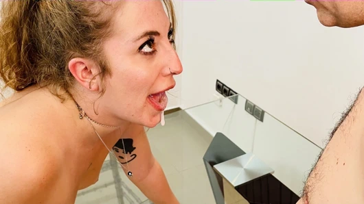 Bu İspanyol kaltak cam masada anal alır - dateranger.com