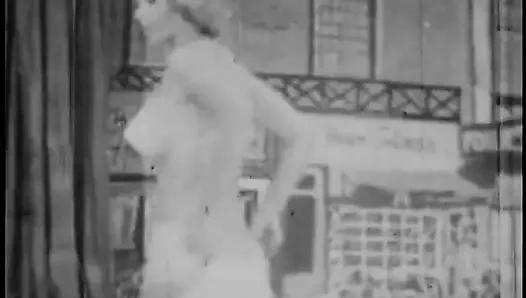 Ateşli klasik orta yaşlı seksi kadınlar şehvetli soyunuyor